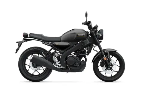 Stylowy, czarny motocykl Yamaha 125 szosowo-turystyczny, idealny na miejskie wyprawy i weekendowe wycieczki.