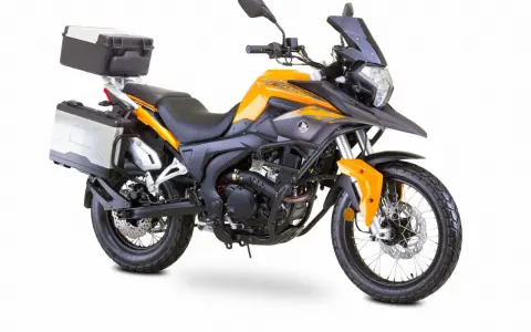Pomarańczowy motocykl Romet ADV 250 z kuframi, gotowy na przygodę. Sprawdź romet adv 250 dane techniczne.