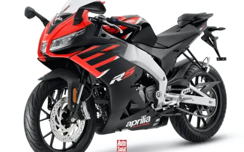 Sportowy motocykl Aprilia RS 125 w czerwono-czarnych barwach. To najmocniejszy motocykl na kat B, idealny dla początkujących kierowców.