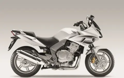 Srebrny motocykl Honda CBF 1000 z czarnym siedzeniem i detalami.