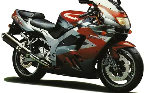 Sportowy motocykl Kawasaki ZX9R w czerwono-srebrnej kolorystyce, gotowy do jazdy.