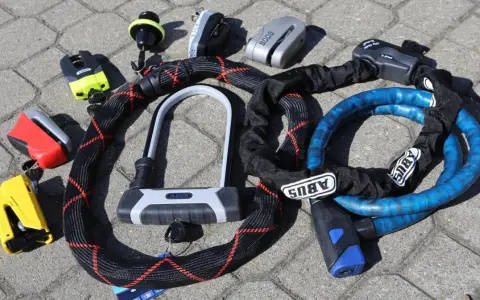 Spokój na drodze: Blokada motocyklowa z alarmem którą wybrać?