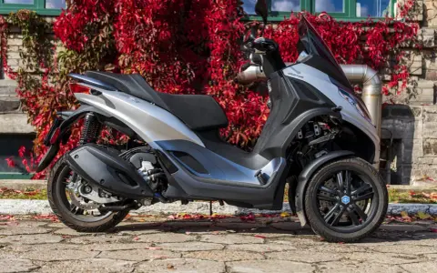 Srebrny Piaggio MP3 300 z trzema kołami, idealny do miasta. Sprawdź piaggio mp3 300 dane techniczne.