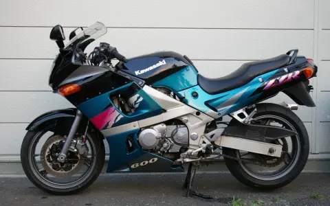 Kawasaki ZZR 600 w turkusowo-czarnej kolorystyce z grafiką, gotowy do jazdy.