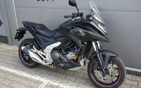 Czarny motocykl Honda NC750X, idealny do miasta i na trasy. Sprawdź atrakcyjną honda nc750x cena!