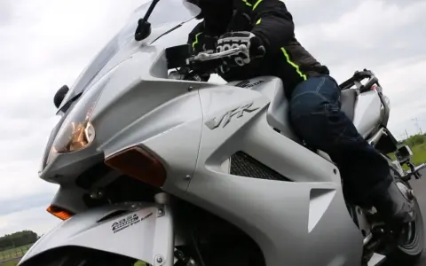 Jazda na srebrnym motocyklu Honda VFR 800. Choć piękny, ma swoje wady, jak np. ciężar.