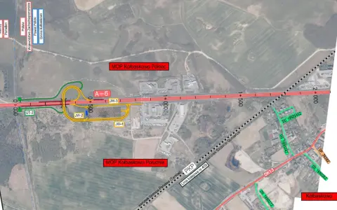 Mapa drogowa z zaznaczoną autostradą A6, węzłami, MOP-ami Kołbaskowo Północ i Południe, linią kolejową oraz drogami lokalnymi w okolicach Kołbaskowa.