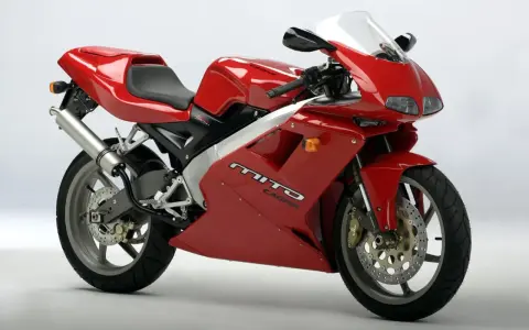 Czerwona Cagiva Mito 125, sportowy motocykl z lat 90., gotowy do osiągnięcia v max.