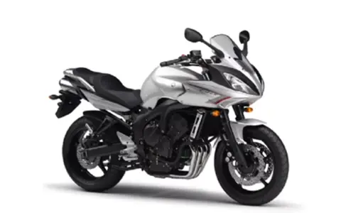 Srebrny motocykl Yamaha Fazer 600. Sprawdź yamaha fazer 600 dane techniczne, aby poznać jego możliwości.