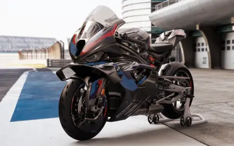 Czarny motocykl BMW M 1000 RR na torze wyścigowym, gotowy do pobicia rekordów. To najszybszy motor na świecie.