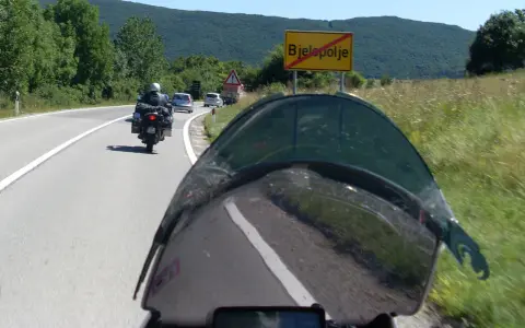 Deflektor motocyklowy: Jak dobrać, by jazda była czystą przyjemnością?