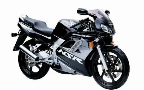 Czarny motocykl Honda NSR 125 z napisem "Super Sprint" na siedzeniu. Ten sportowy model, osiągający prędkość maksymalną V-max, zachwyca dynamicznym designem.