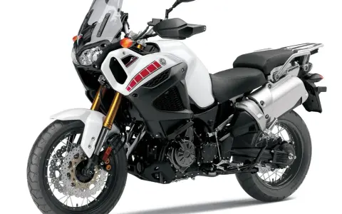 Biały motocykl Yamaha Super Tenere 1200, gotowy na przygodę. Dane techniczne tego potwora sprawiają, że jest idealny na długie trasy.