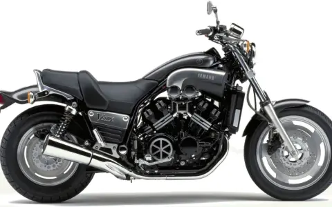 Czarny motocykl Yamaha V-Max z potężnym silnikiem V4, chromowanymi elementami i sportowym wyglądem.