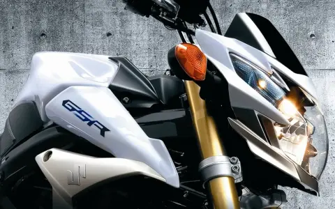 Biały Suzuki GSR 750 z niebieskim napisem GSR. Choć piękny, warto znać jego wady przed zakupem.