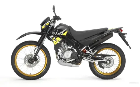 Czarny motocykl Yamaha z żółtymi akcentami i złotymi felgami. Idealny dla szukających motocykli do 5000 zł.