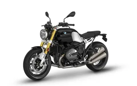 Czarny motocykl BMW R nine T z chromowanymi elementami i dwoma wydechami, gotowy na przygodę.