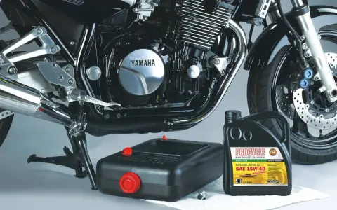 Silnik Yamahy gotowy do pracy, obok olej Procycle. Dbałość o detale, by silnik sam wchodzi na wysokie obroty.