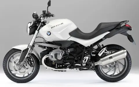 Biały motocykl BMW R1200R z czarnym siedzeniem i detalami, prezentujący moc i styl.