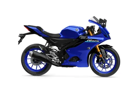 Niebieski Yamaha YZF-R125 gotowy do osiągnięcia swojej prędkości maksymalnej.