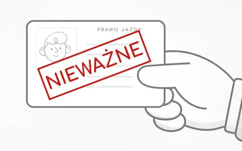Ręka trzyma nieważne prawo jazdy. Zastanawiasz się, ile mandatu za brak prawa jazdy?