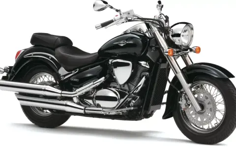 Czarny motocykl Suzuki Intruder 800, klasyczny cruiser. Wady i zalety tego modelu to m.in. jego styl i komfort jazdy.