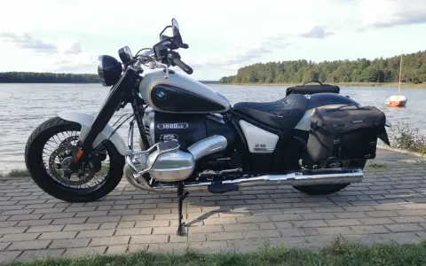 Motocykl BMW 1800cc z sakwami nad jeziorem. Idealny na podróż, cena do negocjacji.