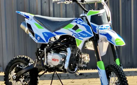 Idealny cross dla 14 latka: Kayo 140 w biało-niebiesko-zielonych barwach, gotowy na pierwsze wyzwania terenowe.