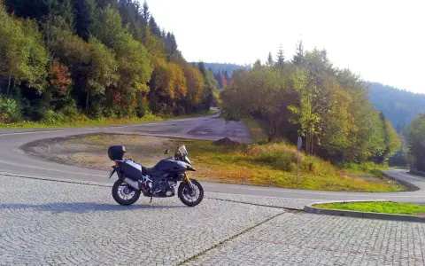 Fajne trasy motocyklowe w Polsce: Gdzie szukać zakrętów i widoków?