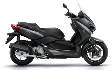 Ciemnoszary skuter Yamaha X-MAX 125, gotowy do osiągnięcia swojej prędkości maksymalnej.