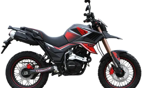 Czarny motocykl z czerwonymi akcentami, gotowy na przygody. To nie są zwykłe amerykańskie motocykle, to maszyna do pokonywania terenu.