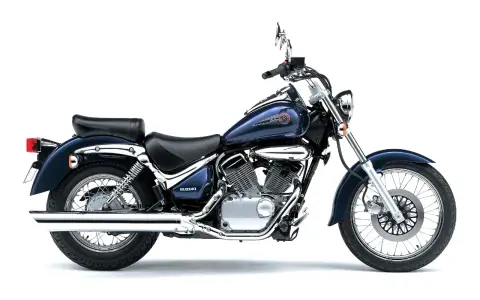Suzuki Intruder 1500 wady: ciemnoniebieski motocykl cruiser z chromowanymi elementami, dwuosobowym siedzeniem i wydechem.