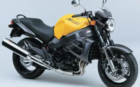 Żółty motocykl Honda X11, klasyk z lat 2000. Poznaj jego honda x11 dane techniczne i poczuj moc!
