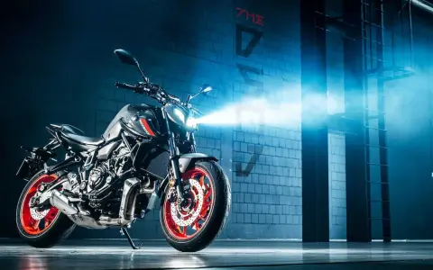 Yamaha MT-07 z zapalonymi światłami, gotowa do jazdy. Sprawdź yamaha mt 07 dane techniczne i poczuj moc!