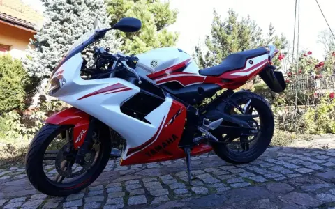 Sportowy motocykl Yamaha TZR 50 w biało-czerwonych barwach, gotowy do jazdy z v-max.