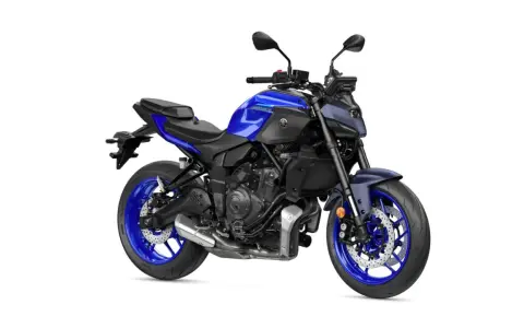 Niebieski motocykl Yamaha MT-07, z mocnym silnikiem, gotowy do jazdy, jak jego większy brat V-Max.