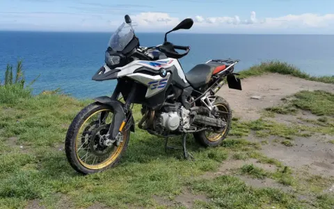 BMW 850 GS na klifie nad morzem, gotowy na przygodę.