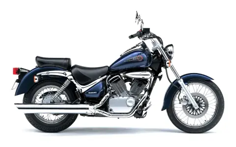 Stylowy, ciemnoniebieski motocykl Suzuki Intruder z chromowanymi elementami, gotowy na przygodę.