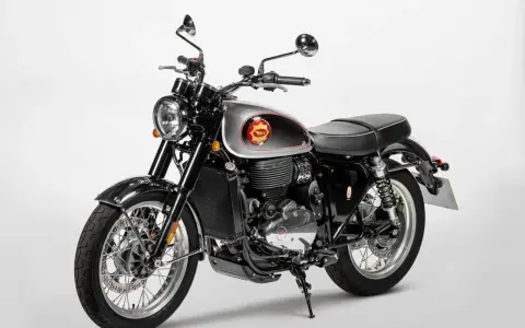 Klasyczny motocykl BSA, jeden z legendarnych angielskich motocykli, z chromowanymi elementami i czarno-srebrnym malowaniem.