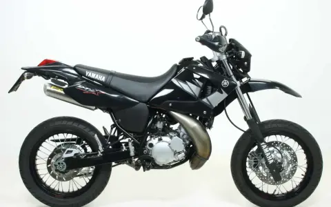Czarny motocykl Yamaha DT 125 z naklejkami DTX i wydechem Arrow. Idealny do miasta i terenu, sprawdź yamaha dt 125 dane techniczne.