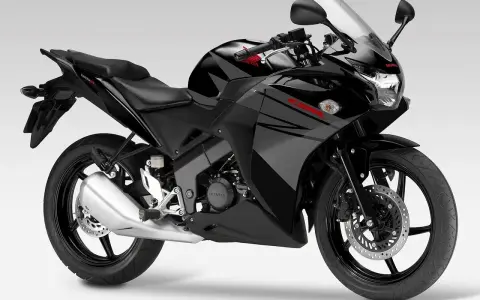 Czarny motocykl sportowy Honda CBR 125R. Pamiętaj o regularnych przeglądach, co ile przegląd motocykla 125?