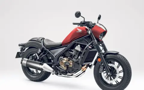 Czerwony motocykl Honda Rebel 125. Dane techniczne tego stylowego cruisera z pewnością zachwycą każdego fana dwóch kółek.