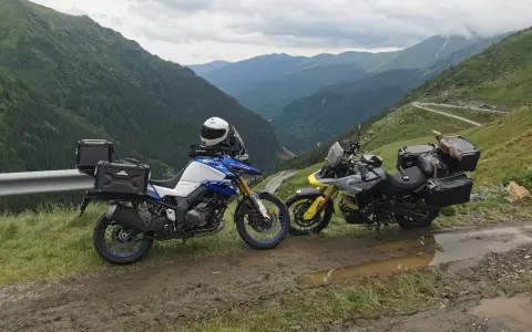 Dwa motocykle na górskiej drodze w Rumunii. Podróż motocyklem po Rumunii, koszty paliwa i noclegów.