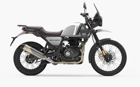 Srebrny Royal Enfield Himalayan gotowy na przygodę. Solidna konstrukcja, wygodne siodło i terenowe opony.