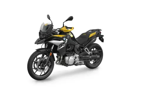 Czarny motocykl BMW f750gs z żółtymi akcentami, gotowy na przygodę.