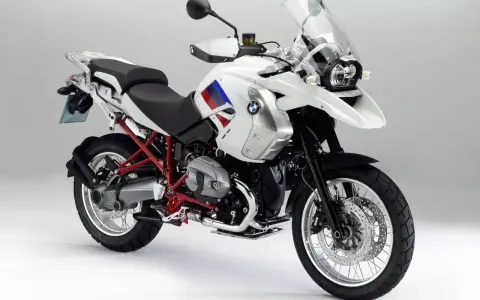Biały motocykl BMW R1200GS z czerwonym stelażem. Czy to model olejowy, czy wodny?