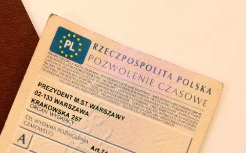 Polski tymczasowy dowód rejestracyjny z pieczęcią "Rzeczpospolita Polska Pozwolenie Czasowe".