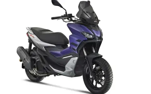 Fioletowy skuter Aprilia SR GT 125, jeden z najszybszych 125 na rynku, z czarną szybą i siedzeniem.