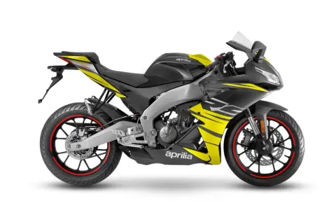 Sportowy motocykl Aprilia RS 125 w czarno-żółtej kolorystyce, gotowy do osiągnięcia swojej maksymalnej prędkości.