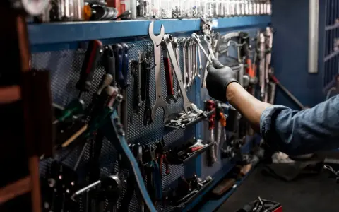 Gdzie mechanik nie może, tam... olejarka pomoże! Sprawdzamy, jak wybrać solidną olejarkę ciśnieniową